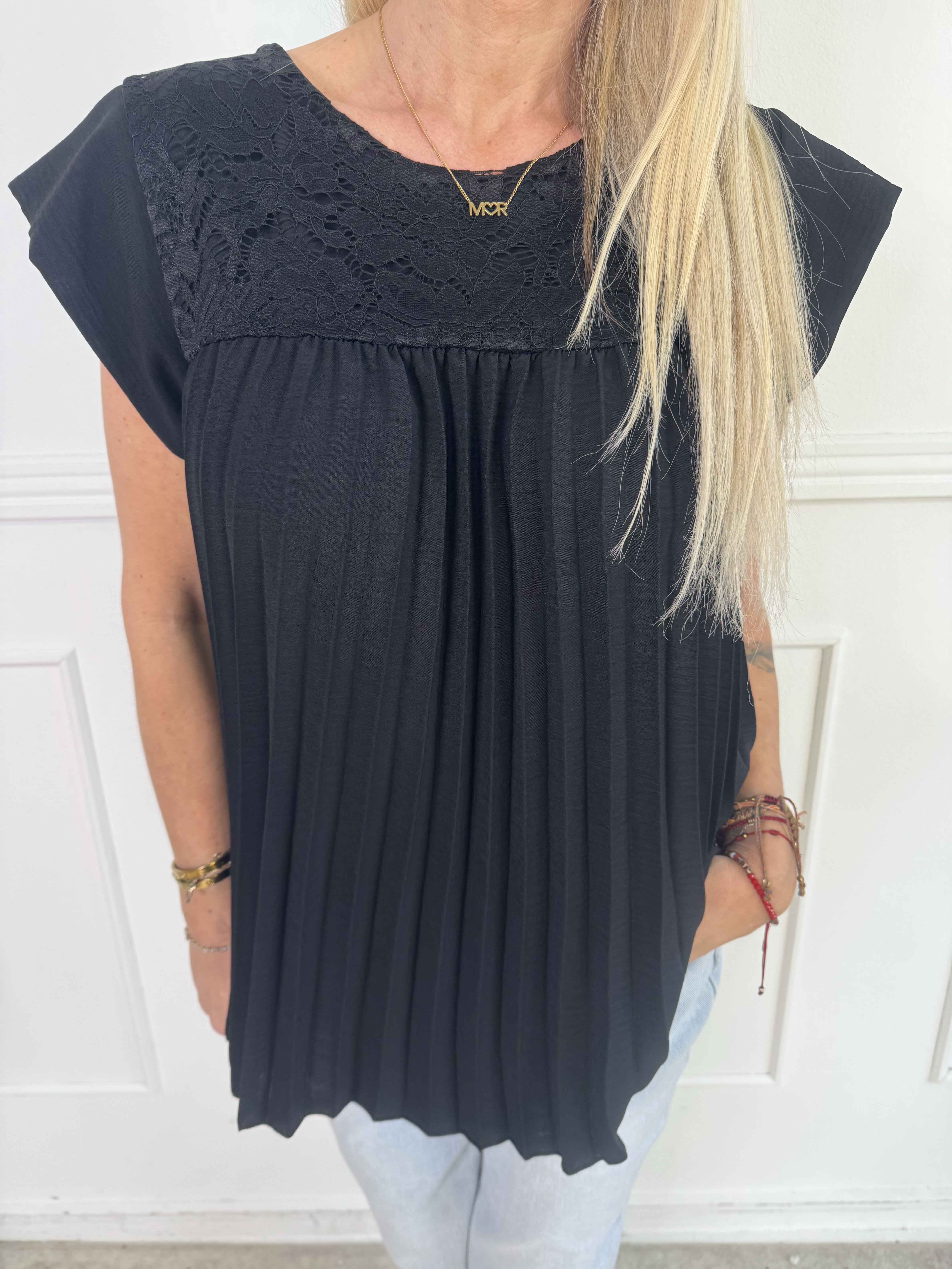 Nancy Lace Shirt - Sød tunika med plisseringer og blonde